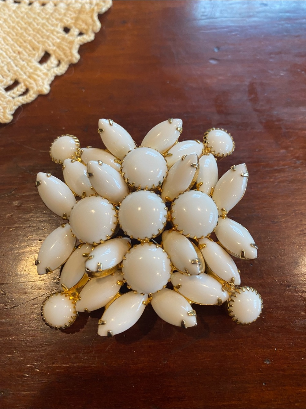 Juliana Ref. No. 7365 Gold Tone-Trim White Milk Glass Cluster Flower Brooch - Picture 3 of 7